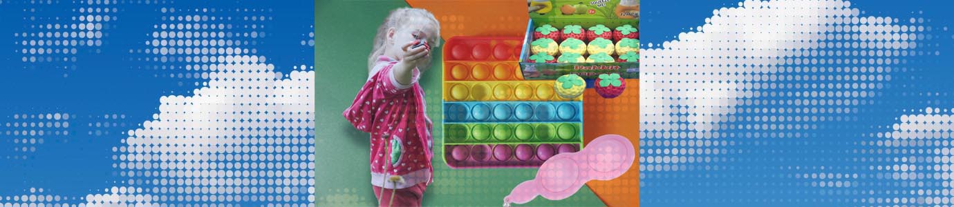 تصویر چند فیجت اسباب بازی و یک کودک